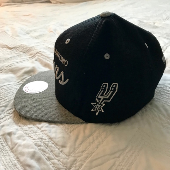 🏀 Mitchell & Ness San Antonio Spurs Snapback Hat - Picture 4 of 5